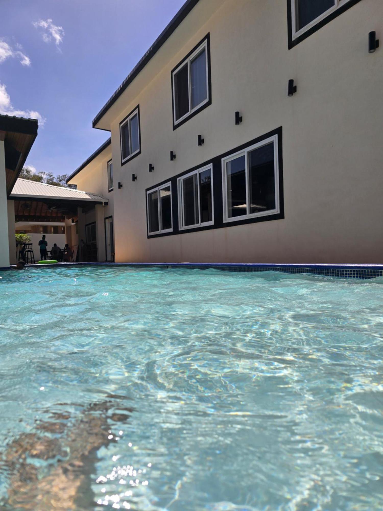 Chelle'S Suites And Restaurant Camp Bay Exterior photo